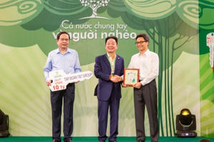 Các doanh nghiệp của “Bầu Hiển” ủng hộ 30 tỷ đồng cho Quỹ “Vì người nghèo” Các doanh nghiệp của “Bầu Hiển” ủng hộ 30 tỷ đồng cho Quỹ “Vì người nghèo”