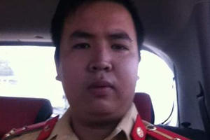 Hà Nội: Phát hiện nam thanh niên giả danh công an khi tham gia giao thông