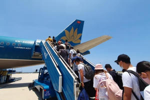 Lăng mạ nhân viên hàng không một cá nhân bị cấm bay 12 tháng