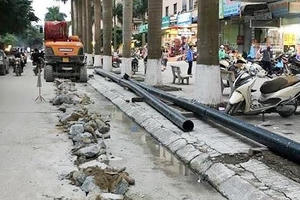 Vụ đào đường, lắp ống bán nước trái phép: Sở Xây đựng Hà Nội nói gì?