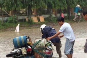 Chèo thuyền trên tỉnh lộ tại Bình Dương: Chính quyền "hứa" sẽ xử lý và khắc phục trình trạng ngập lụt