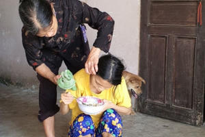 Nghệ An: Xót xa cảnh cha mẹ già nuôi 2 con tàn tật và tâm thần