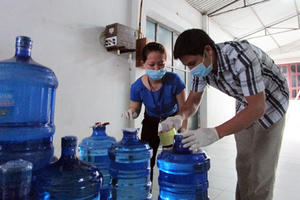 Nước sạch sông Đà nhiễm dầu thải: Tổng cục QLTT chỉ đạo kiểm tra việc tăng giá nước đóng bình