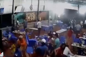 Hãi hùng trước clip bị đánh úp khi đang ngồi nhậu