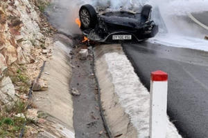 Quảng Ninh: Xế hộp mất lái đâm vào vách núi khiến 3 người thương vong