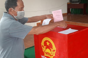 Bà con dân tộc thiểu số xã Đạ R'sal đi bầu cử trong hân hoan Bà con dân tộc thiểu số xã Đạ R'sal đi bầu cử trong hân hoan