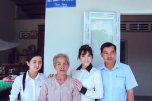 Lý Nhã Kỳ giản dị, ấm áp trao nhà tình nghĩa ở Hậu Giang