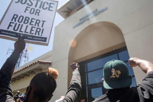 Dư luận Mỹ sục sôi vụ người da màu chết trong tư thế treo cổ trên cây