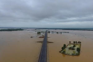 Toàn cảnh đường đi Đông Hà - Quảng Trị chìm trong biển nước nhìn từ Flycam Toàn cảnh đường đi Đông Hà - Quảng Trị chìm trong biển nước nhìn từ Flycam