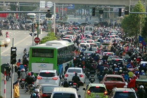 Xe buýt nhanh lăn bánh giờ cao điểm, đường phố ùn tắc nghiêm trọng