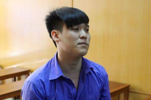 Mâu thuẫn trên bàn nhậu, dùng kéo đâm chết người