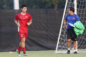 HLV Park Hang Seo nhận tin xấu về trung vệ Đình Trọng