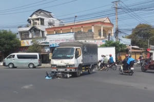 Bình Dương: Thiếu quan sát, xe tải tông trực diện xe máy, 3 mẹ con thương nặng