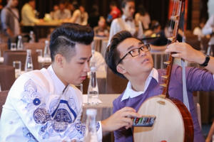 Nguyên Khang sợ hàng xóm đuổi vì chơi đàn nhị lúc nửa đêm