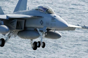 Chiến đấu cơ Mỹ gặp sự cố khi hạ cánh trên tàu sân bay ở Biển Đông