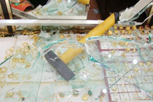 Vây bắt nam thanh niên cầm búa xông vào cướp tiệm vàng giữa ban ngày