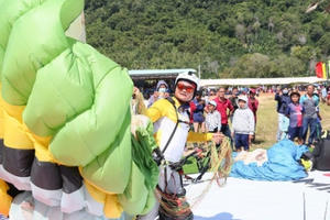 Đã mắt xem cảnh gần 100 phi công bay dù lượn tuyệt đẹp ở miền Tây