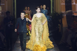 Dàn mẫu hàng đầu catwalk dưới mưa trong show diễn của NTK Lê Thanh Hòa