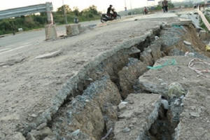 Cận cảnh bờ kè Hồ Đá làng đại học Thủ Đức sạt lở nghiêm trọng