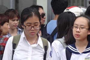 Thi vào lớp 10 chuyên: Choáng vì đề thi tiếng Anh "khó nhằn"