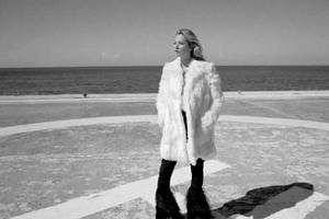 Siêu mẫu Kate Moss gợi nhớ bộ ảnh ngực trần gây tranh cãi