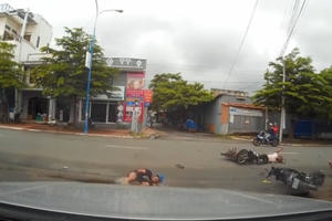 Clip: Tai nạn kinh hoàng do sang đường thiếu quan sát