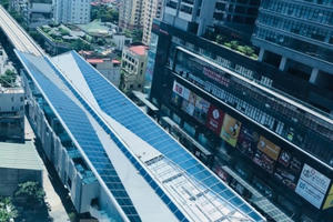 Công nhân đội nắng hoàn thiện nhà ga tuyến đường sắt Nhổn - ga Hà Nội.