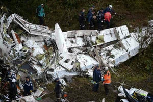 Chính quyền Bolivia đóng cửa hãng bay chở đội bóng Chapecoense gặp nạn Chính quyền Bolivia đóng cửa hãng bay chở đội bóng Chapecoense gặp nạn