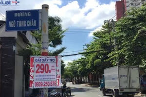 TPHCM: Quảng cáo “đu” cột đèn, biển báo tràn lan