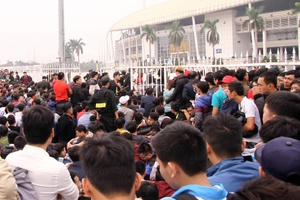 Cổ động viên Việt Nam tạo cơn sốt trước trận bán kết lượt về AFF Cup trên sân Mỹ Đình Cổ động viên Việt Nam tạo cơn sốt trước trận bán kết lượt về AFF Cup trên sân Mỹ Đình