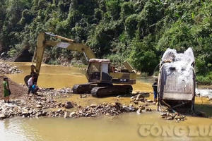 Thừa Thiên - Huế: Ngổn ngang tình trạng khai thác cát trái phép ở suối A Lin Thừa Thiên - Huế: Ngổn ngang tình trạng khai thác cát trái phép ở suối A Lin