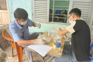 Khẩn trương điều tra vụ hàng loạt người nôn ói, nhập viện cấp cứu sau khi ăn bánh mì tại TPHCM