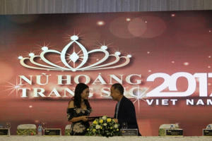 Lùm xùm trước cuộc thi Nữ hoàng trang sức Việt Nam 2017: Xuất hiện đối tượng lạ dằn mặt, dọa giết người?