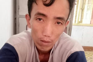 Quảng Ngãi: "Ngáo đá" nam thanh niên thoát y, cố thủ trên mái nhà suốt 5 giờ