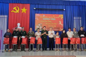 Tây Ninh: Đồn Biên phòng CKQT Mộc Bài trao gần 300 phần quà Tết cho người dân biên giới