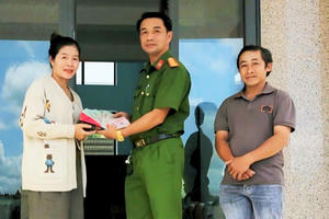 Nhặt được ví chứa hơn 26 triệu đồng, vợ chồng ở Lâm Đồng mang giao công an tìm người đánh rơi
