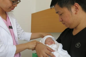 Phẫu thuật cứu sống bé gái sơ sinh nội tạng nằm ngoài ổ bụng