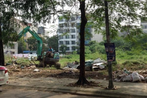 Chủ tịch HĐQT Trường Tiểu học Lômônôxốp chém người: Hàng trăm mét hàng rào dự án bị phá dỡ