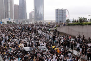 Hình ảnh quốc tế ấn tượng: 'Biển người' tiếp tục biểu tình, Hong Kong hoãn thảo luận dự luật dẫn độ