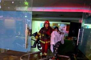 Cảnh sát kịp thời cứu nạn 7 người thoát khỏi đám cháy tại nhà nghỉ ở phường Hà Đông