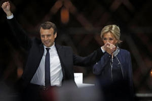 Lý do khiến tân tổng thống Pháp yêu say đắm người vợ hơn 24 tuổi