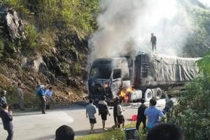 Gặp sự cố bất ngờ xe chở gạo hỗ trợ người nghèo bốc cháy dữ dội