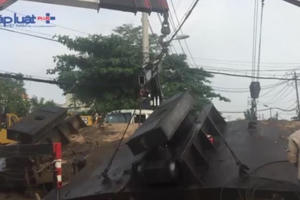 TP HCM: Đế nhồi cọc bê tông nặng hơn 100 tấn rơi xuống đường, nhiều người hốt hoảng bỏ chạy