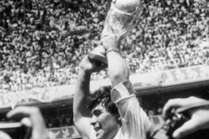 Thế giới tiếc thương Maradona