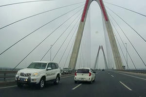 Xe biển xanh đi ngược chiều trên cầu Nhật Tân thuộc Bộ Y tế