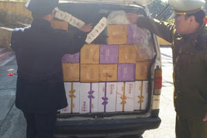 Thu giữ 1.800 chai sữa chua "lạ" ở Lạng Sơn