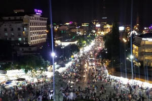 Biển người chen chúc ở chợ đêm Đà Lạt tối 30/4