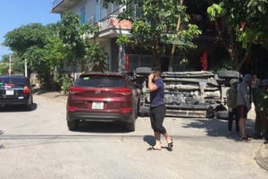 Clip ghi lại khoảnh khắc xe bán tải Ford Ranger bị tông lật ngay giữa ngã tư