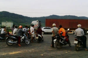 Gỡ dây điện, một tài xế container bị điện giật tử vong