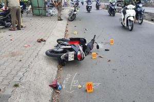 Cướp giật túi xách khiến hai vợ chồng bị thương nặng